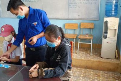Đoàn thanh niên phối hợp VNPT phát sim 4G miễn phí cho học sinh