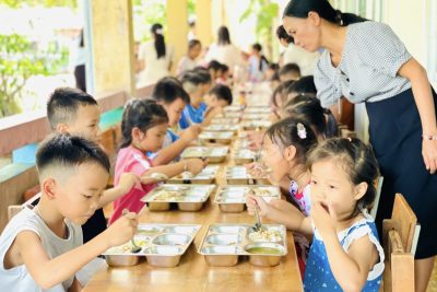 BỮA ĂN BÁN TRÚ ĐẦU TIÊN TẠI TRƯỜNG TH&THCS PHỔ HOÀ: Trọn Vẹn Niềm Vui, Ấm Áp Tình Thầy Trò.