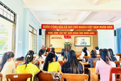 CÁN BỘ, GIÁO VIÊN NHÂN VIÊN TRƯỜNG TH&THCS PHỔ HOÀ NGHIÊM TÚC HỌC TẬP QUÁN TRIỆT NGHỊ QUYẾT ĐẠI HỘI XIV CỦA ĐẢNG