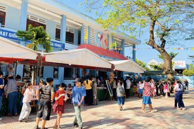 RỰC RỠ SẮC MÀU HỘI CHỢ ẨM THỰC VÀ ĐÊM VĂN NGHỆ CHÀO MỪNG NHỮNG NGÀY LỄ LỚN TẠI TRƯỜNG TH&THCS PHỔ HOÀ